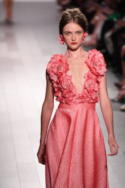 Badgley Mischka moda defilesi