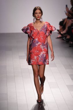 Badgley Mischka moda defilesi