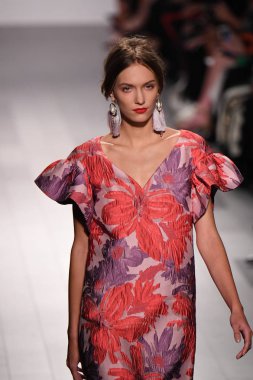 Badgley Mischka moda defilesi