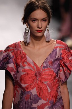 Badgley Mischka moda defilesi