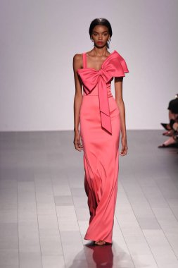 Badgley Mischka moda defilesi