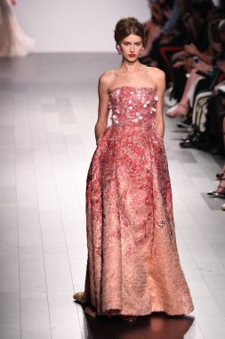Badgley Mischka moda defilesi