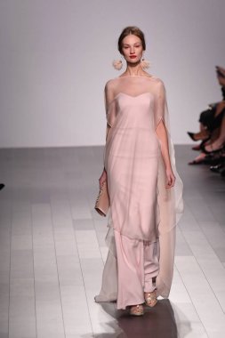 Badgley Mischka moda defilesi