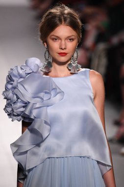 Badgley Mischka moda defilesi