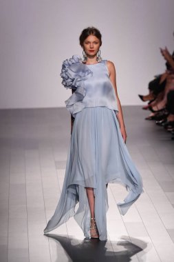 Badgley Mischka moda defilesi