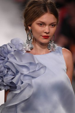 Badgley Mischka moda defilesi