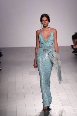 Badgley Mischka moda defilesi