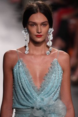 Badgley Mischka moda defilesi