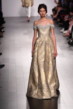 Badgley Mischka moda defilesi