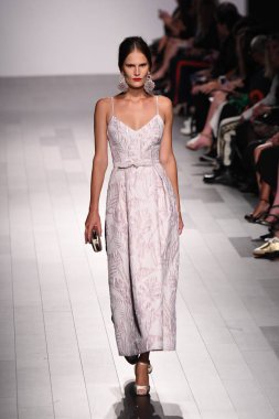 Badgley Mischka moda defilesi