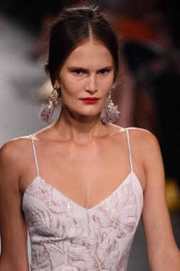 Badgley Mischka moda defilesi