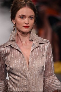 Badgley Mischka moda defilesi