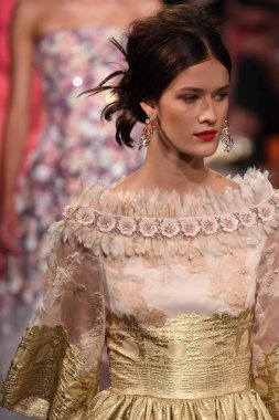  Badgley Mischka moda defilesi