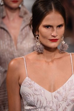  Badgley Mischka moda defilesi