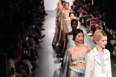  Badgley Mischka moda defilesi