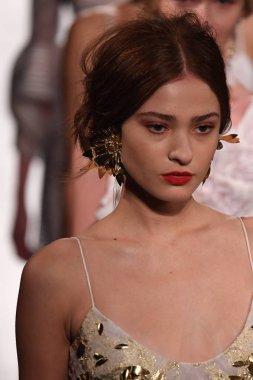  Badgley Mischka moda defilesi