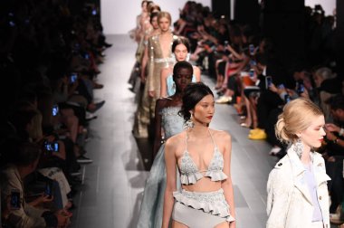  Badgley Mischka moda defilesi