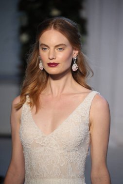  Anne Barge gelin gösteri