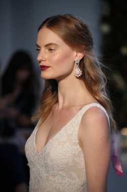  Anne Barge gelin gösteri