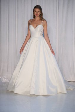 Anne Barge gelin gösteri