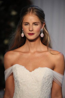 Anne Barge gelin gösteri