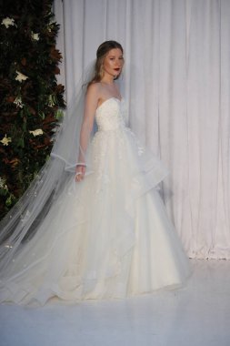 Anne Barge gelin gösteri