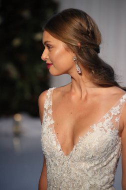 Anne Barge gelin gösteri