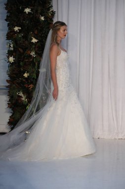 Anne Barge gelin gösteri