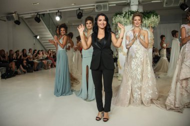 New York, Ny, Amerika Birleşik Devletleri - 7 Ekim 2017: Tasarımcı Julie Vino selamlıyor seyirci onu Julie Vino Havana 2018 Gelin Koleksiyonu pist show 404 10 Avenue New York gelin hafta boyunca, New York City sunulması sonra.