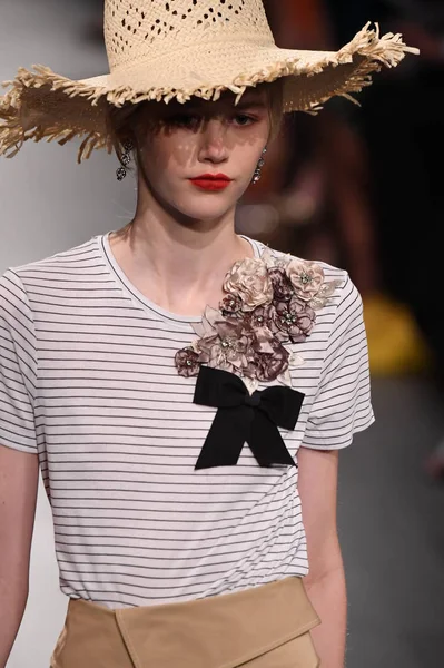 Badgley Mischka moda defilesi