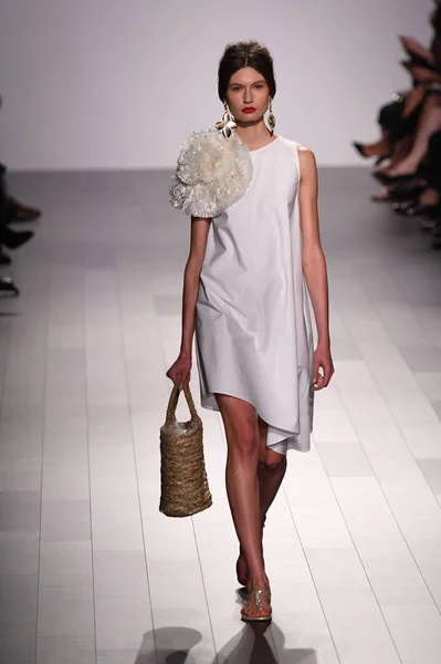 Badgley Mischka desfile de moda — Foto de Stock