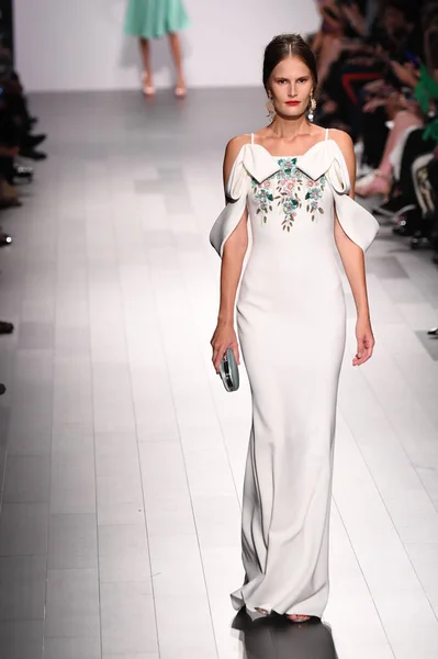 Badgley Mischka fashion show — Stock Photo, Image