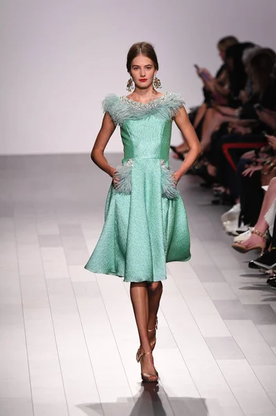 Badgley Mischka desfile de moda —  Fotos de Stock