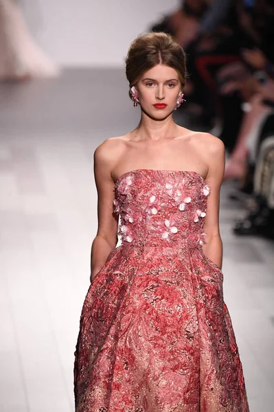 Badgley Mischka fashion show — Stock Photo, Image