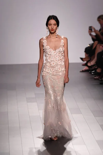 Badgley Mischka desfile de moda —  Fotos de Stock