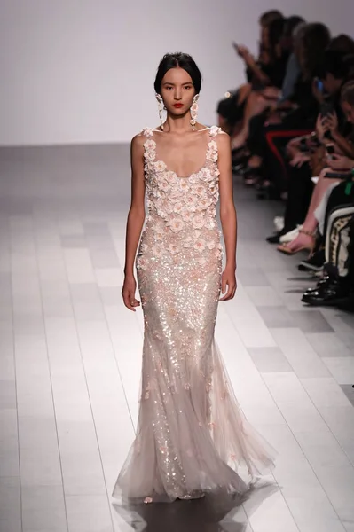 Badgley Mischka desfile de moda — Foto de Stock