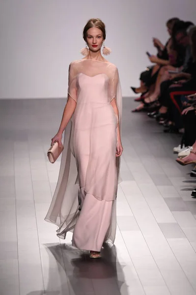 Badgley Mischka desfile de moda —  Fotos de Stock