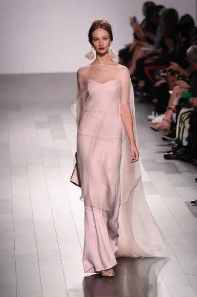 Badgley Mischka desfile de moda —  Fotos de Stock