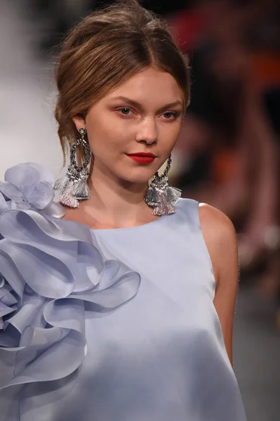 Badgley Mischka modevisning — Stockfoto