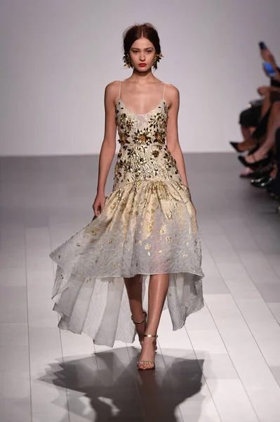 Badgley Mischka desfile de moda — Foto de Stock