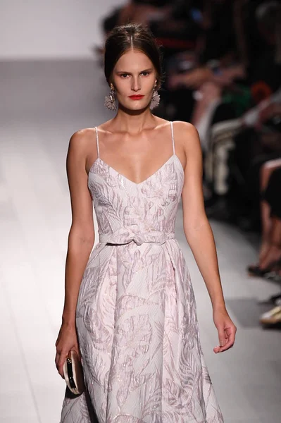 Badgley Mischka moda defilesi — Stok fotoğraf