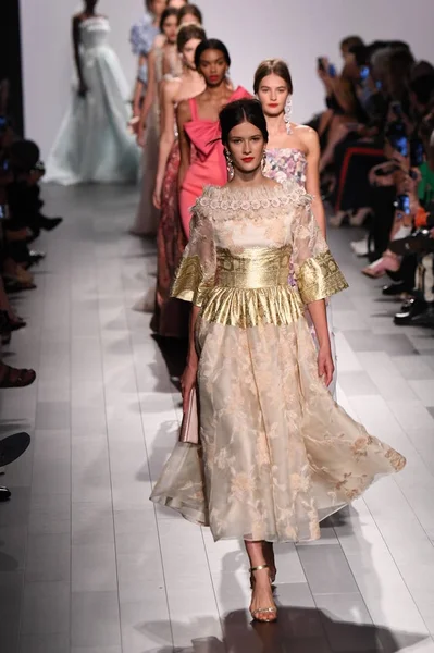 Badgley Mischka desfile de moda — Foto de Stock