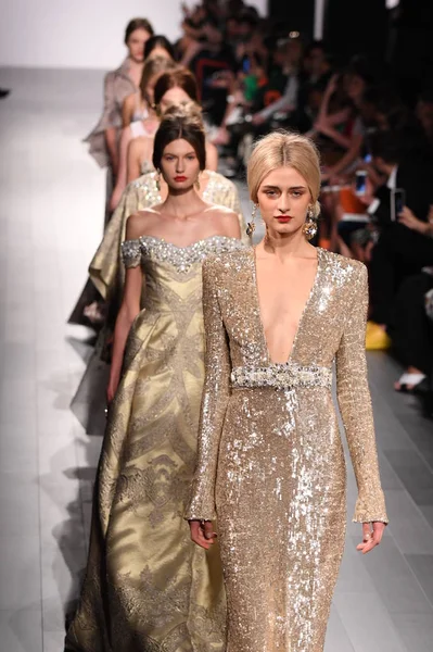 Badgley Mischka desfile de moda —  Fotos de Stock