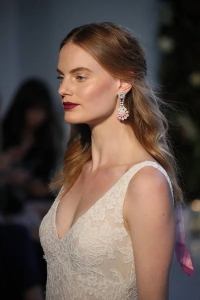 Anne Barge Bridal show — Stock Photo, Image