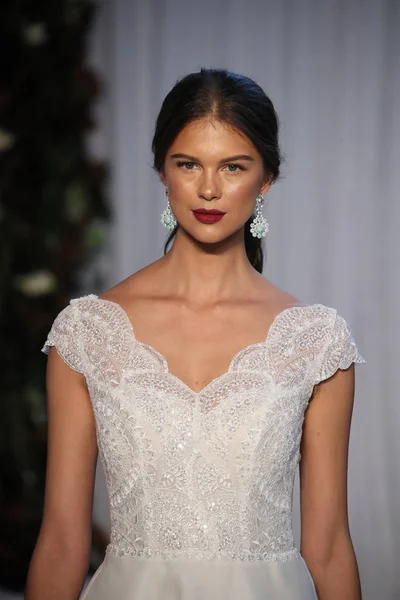 Anne Barge Bridal show — Stock Photo, Image