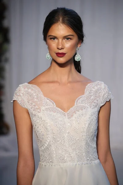 Anne Barge Bridal show — Stock Photo, Image