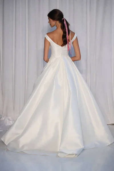 Anne Barge Bridal show — Stock Photo, Image