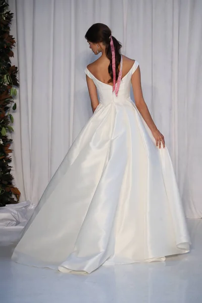 Anne Barge Bridal show — Stock Photo, Image