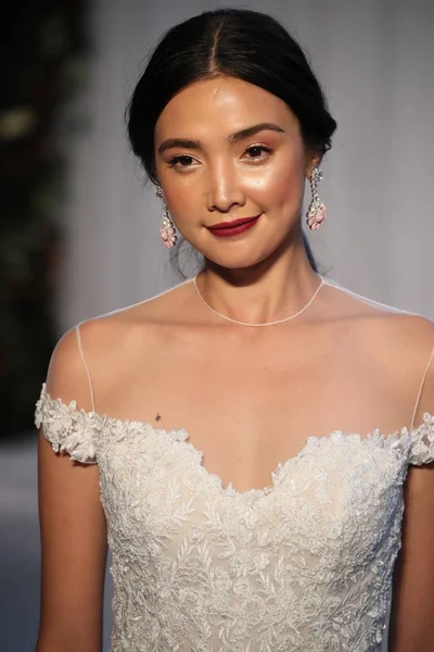 Anne Barge gelin gösteri