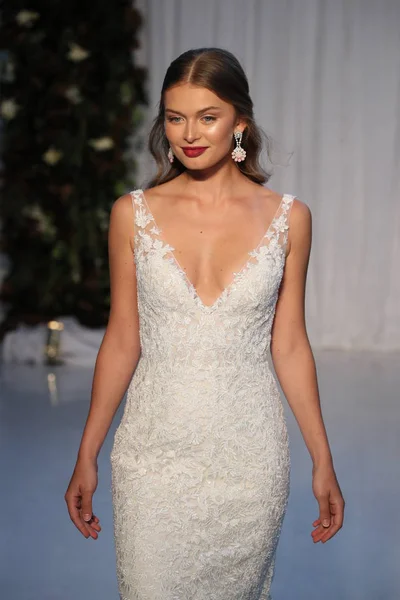 Anne Barge gelin gösteri